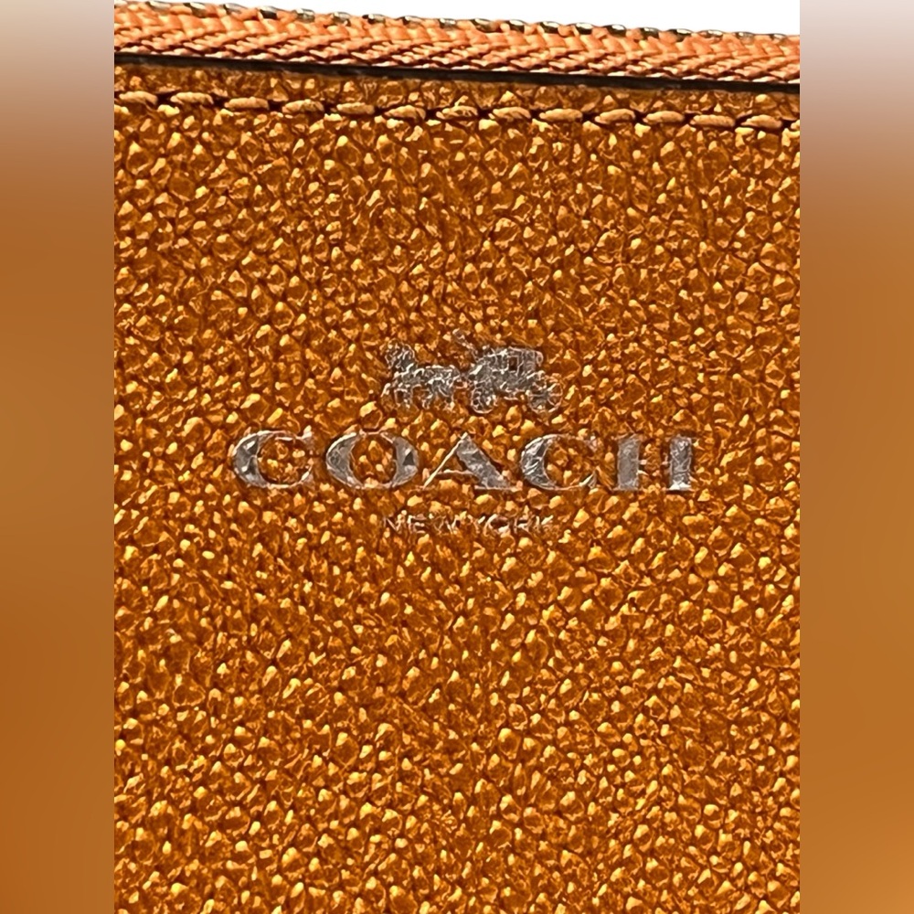 Coach 2018 F21070 RARE Orange Metallic Wristlet! AMAZING CONDITION🔥 - Picture 4 of 10